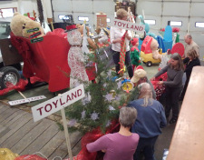 UTAS Volunteers Help Decorate the Oak Ridge Parade Float